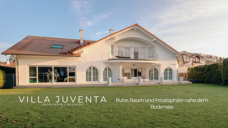 Ein modernes, weißes Haus mit einem großen Garten und der Aufschrift "Villa Juventa".